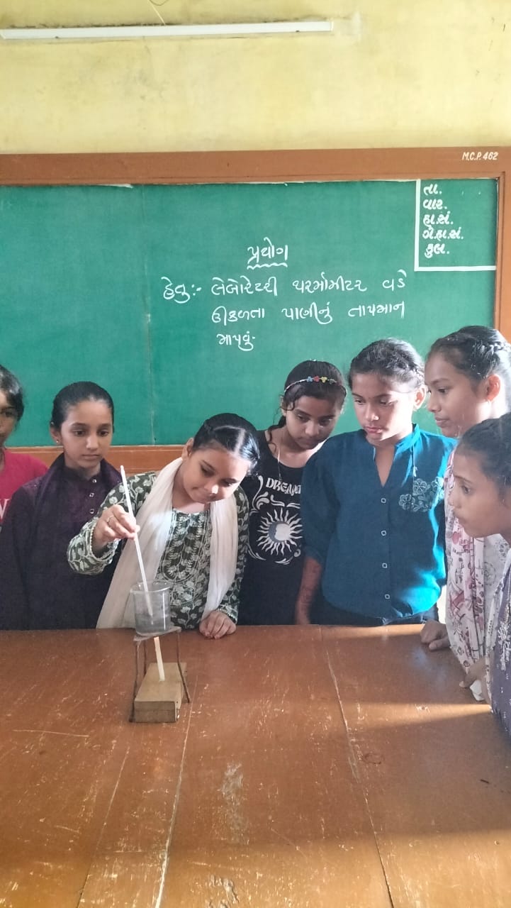 શાળાનાં ધોરણ :- ૭ નાં વિદ્યાર્થીઓ દ્વારા ધાતુની પટ્ટીમાં ઉષ્માનું વહન થાય છે તે સાબિત કરતો પ્રયોગ કરવામાં આવ્યો.@ શ્રીમતી એમ.સી.પટેલ પ્રાથમિક શાળા,ઉત્તરસંડા